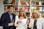 Amsterdam 28 mei 2013
Xenia Kasper tekent kontrakt bij uitgeverij Luitingh-Sijthoff. Tom harmsen en Genevieve Waldmann zijn erbij aanwezig namens de uitgeverij.
Peter Smulders bv