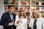 Amsterdam 28 mei 2013
Xenia Kasper tekent kontrakt bij uitgeverij Luitingh-Sijthoff. Tom harmsen en Genevieve Waldmann zijn erbij aanwezig namens de uitgeverij.
Peter Smulders bv