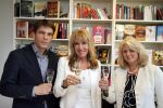 Amsterdam 28 mei 2013
Xenia Kasper tekent kontrakt bij uitgeverij Luitingh-Sijthoff. Tom harmsen en Genevieve Waldmann zijn erbij aanwezig namens de uitgeverij.
Peter Smulders bv