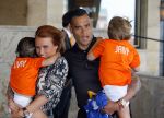 Noordwijk 5 juni 2014
Vertrek Nederlands elftal richting Brazilie vanaf Huis ter Duin. De vrouwen en de kinderen zwaaien de spelers uit. Michel Vorm met vrouw en kinderen