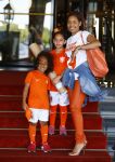 Noordwijk 5 juni 2014
Vertrek Nederlands elftal richting Brazilie vanaf Huis ter Duin. De vrouwen en de kinderen zwaaien de spelers uit. Winonah de Jong met kinderen