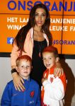 Amsterdam 4 juni 2014
Yolanthe Sneijder Cabau met jessey Sneijder en neefje op tribune bij Nederland-Wales. Reduan Diba is er ook bij