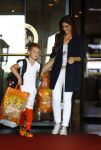 Noordwijk 5 juni 2014
Vertrek Nederlands elftal richting Brazilie vanaf Huis ter Duin. De vrouwen en de kinderen zwaaien de spelers uit. Yolanthe Sneijder Cabau met Jessey Sneijder en neefje