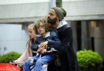 Amsterdam 27 mei 2015
Alain Clark met zijn zoon Nilo op de fiets en op terras in Amsterdam zuid.