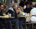 Amsterdam 27 mei 2015
Alain Clark met zijn zoon Nilo op de fiets en op terras in Amsterdam zuid.