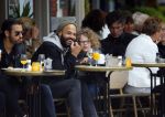 Amsterdam 27 mei 2015
Alain Clark met zijn zoon Nilo op de fiets en op terras in Amsterdam zuid.