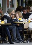 Amsterdam 27 mei 2015
Alain Clark met zijn zoon Nilo op de fiets en op terras in Amsterdam zuid.
