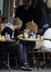 Amsterdam 27 mei 2015
Alain Clark met zijn zoon Nilo op de fiets en op terras in Amsterdam zuid.