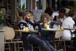 Amsterdam 27 mei 2015
Alain Clark met zijn zoon Nilo op de fiets en op terras in Amsterdam zuid.