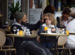 Amsterdam 27 mei 2015
Alain Clark met zijn zoon Nilo op de fiets en op terras in Amsterdam zuid.