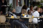 Amsterdam 27 mei 2015
Alain Clark met zijn zoon Nilo op de fiets en op terras in Amsterdam zuid.