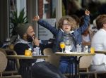 Amsterdam 27 mei 2015
Alain Clark met zijn zoon Nilo op de fiets en op terras in Amsterdam zuid.