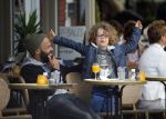 Amsterdam 27 mei 2015
Alain Clark met zijn zoon Nilo op de fiets en op terras in Amsterdam zuid.