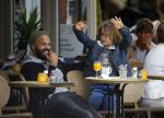 Amsterdam 27 mei 2015
Alain Clark met zijn zoon Nilo op de fiets en op terras in Amsterdam zuid.