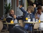 Amsterdam 27 mei 2015
Alain Clark met zijn zoon Nilo op de fiets en op terras in Amsterdam zuid.