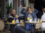 Amsterdam 27 mei 2015
Alain Clark met zijn zoon Nilo op de fiets en op terras in Amsterdam zuid.