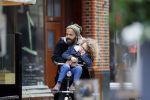 Amsterdam 27 mei 2015
Alain Clark met zijn zoon Nilo op de fiets en op terras in Amsterdam zuid.