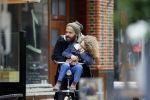 Amsterdam 27 mei 2015
Alain Clark met zijn zoon Nilo op de fiets en op terras in Amsterdam zuid.