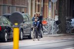 Amsterdam 27 mei 2015
Alain Clark met zijn zoon Nilo op de fiets en op terras in Amsterdam zuid.
