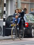 Amsterdam 27 mei 2015
Alain Clark met zijn zoon Nilo op de fiets en op terras in Amsterdam zuid.
