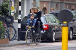 Amsterdam 27 mei 2015
Alain Clark met zijn zoon Nilo op de fiets en op terras in Amsterdam zuid.