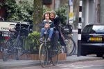 Amsterdam 27 mei 2015
Alain Clark met zijn zoon Nilo op de fiets en op terras in Amsterdam zuid.