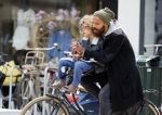 Amsterdam 27 mei 2015
Alain Clark met zijn zoon Nilo op de fiets en op terras in Amsterdam zuid.