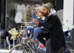 Amsterdam 27 mei 2015
Alain Clark met zijn zoon Nilo op de fiets en op terras in Amsterdam zuid.
