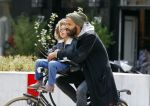 Amsterdam 27 mei 2015
Alain Clark met zijn zoon Nilo op de fiets en op terras in Amsterdam zuid.
