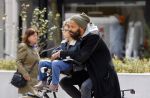 Amsterdam 27 mei 2015
Alain Clark met zijn zoon Nilo op de fiets en op terras in Amsterdam zuid.