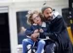 Amsterdam 27 mei 2015
Alain Clark met zijn zoon Nilo op de fiets en op terras in Amsterdam zuid.