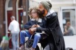 Amsterdam 27 mei 2015
Alain Clark met zijn zoon Nilo op de fiets en op terras in Amsterdam zuid.