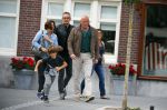 Amsterdam 17 mei 2015
Amanda Beekman en haar vriend Harrie Kolen gaan ijsje eten met Yasmijn Michelle en Achilles Krabbe en met Kees en Marja Beekman (ouders)