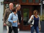 Amsterdam 17 mei 2015
Amanda Beekman en haar vriend Harrie Kolen gaan ijsje eten met Yasmijn Michelle en Achilles Krabbe en met Kees en Marja Beekman (ouders)