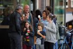 Amsterdam 17 mei 2015
Amanda Beekman en haar vriend Harrie Kolen gaan ijsje eten met Yasmijn Michelle en Achilles Krabbe en met Kees en Marja Beekman (ouders)
