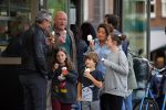 Amsterdam 17 mei 2015
Amanda Beekman en haar vriend Harrie Kolen gaan ijsje eten met Yasmijn Michelle en Achilles Krabbe en met Kees en Marja Beekman (ouders)