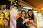 Apeldoorn 7 mei 2015
Melisa v d Meijde en Lammy openen een winkel in Apeldoorn.