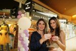 Apeldoorn 7 mei 2015
Melisa v d Meyde en Lammy openen een winkel in Apeldoorn. Andy v d Meyde is natuurlijk aanwezig.