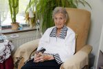 Rotterdam 13 mei 2015
Op bezoek thuis bij zangeres Annie de Reuver die inmiddels 98 jaar oud is en in een verzorgingstehuis woont. Bas en Coby v Toor komen regelmatig op bezoek bij haar.