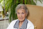 Rotterdam 13 mei 2015
Op bezoek thuis bij zangeres Annie de Reuver die inmiddels 98 jaar oud is en in een verzorgingstehuis woont. Bas en Coby v Toor komen regelmatig op bezoek bij haar.