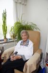 Rotterdam 13 mei 2015
Op bezoek thuis bij zangeres Annie de Reuver die inmiddels 98 jaar oud is en in een verzorgingstehuis woont. Bas en Coby v Toor komen regelmatig op bezoek bij haar.