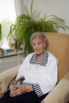Rotterdam 13 mei 2015
Op bezoek thuis bij zangeres Annie de Reuver die inmiddels 98 jaar oud is en in een verzorgingstehuis woont. Bas en Coby v Toor komen regelmatig op bezoek bij haar.
