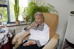 Rotterdam 13 mei 2015
Op bezoek thuis bij zangeres Annie de Reuver die inmiddels 98 jaar oud is en in een verzorgingstehuis woont. Bas en Coby v Toor komen regelmatig op bezoek bij haar.