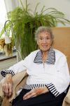 Rotterdam 13 mei 2015
Op bezoek thuis bij zangeres Annie de Reuver die inmiddels 98 jaar oud is en in een verzorgingstehuis woont. Bas en Coby v Toor komen regelmatig op bezoek bij haar.
