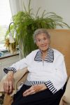 Rotterdam 13 mei 2015
Op bezoek thuis bij zangeres Annie de Reuver die inmiddels 98 jaar oud is en in een verzorgingstehuis woont. Bas en Coby v Toor komen regelmatig op bezoek bij haar.
