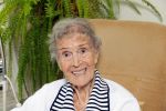Rotterdam 13 mei 2015
Op bezoek thuis bij zangeres Annie de Reuver die inmiddels 98 jaar oud is en in een verzorgingstehuis woont. Bas en Coby v Toor komen regelmatig op bezoek bij haar.