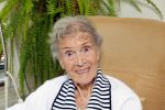 Rotterdam 13 mei 2015
Op bezoek thuis bij zangeres Annie de Reuver die inmiddels 98 jaar oud is en in een verzorgingstehuis woont. Bas en Coby v Toor komen regelmatig op bezoek bij haar.