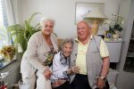 Rotterdam 13 mei 2015
Op bezoek thuis bij zangeres Annie de Reuver die inmiddels 98 jaar oud is en in een verzorgingstehuis woont. Coby v Toor en Bas v Toor komen regelmatig op bezoek bij haar.