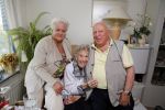 Rotterdam 13 mei 2015
Op bezoek thuis bij zangeres Annie de Reuver die inmiddels 98 jaar oud is en in een verzorgingstehuis woont. Coby v Toor en Bas v Toor komen regelmatig op bezoek bij haar.