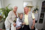 Rotterdam 13 mei 2015
Op bezoek thuis bij zangeres Annie de Reuver die inmiddels 98 jaar oud is en in een verzorgingstehuis woont. Coby v Toor en Bas v Toor komen regelmatig op bezoek bij haar.